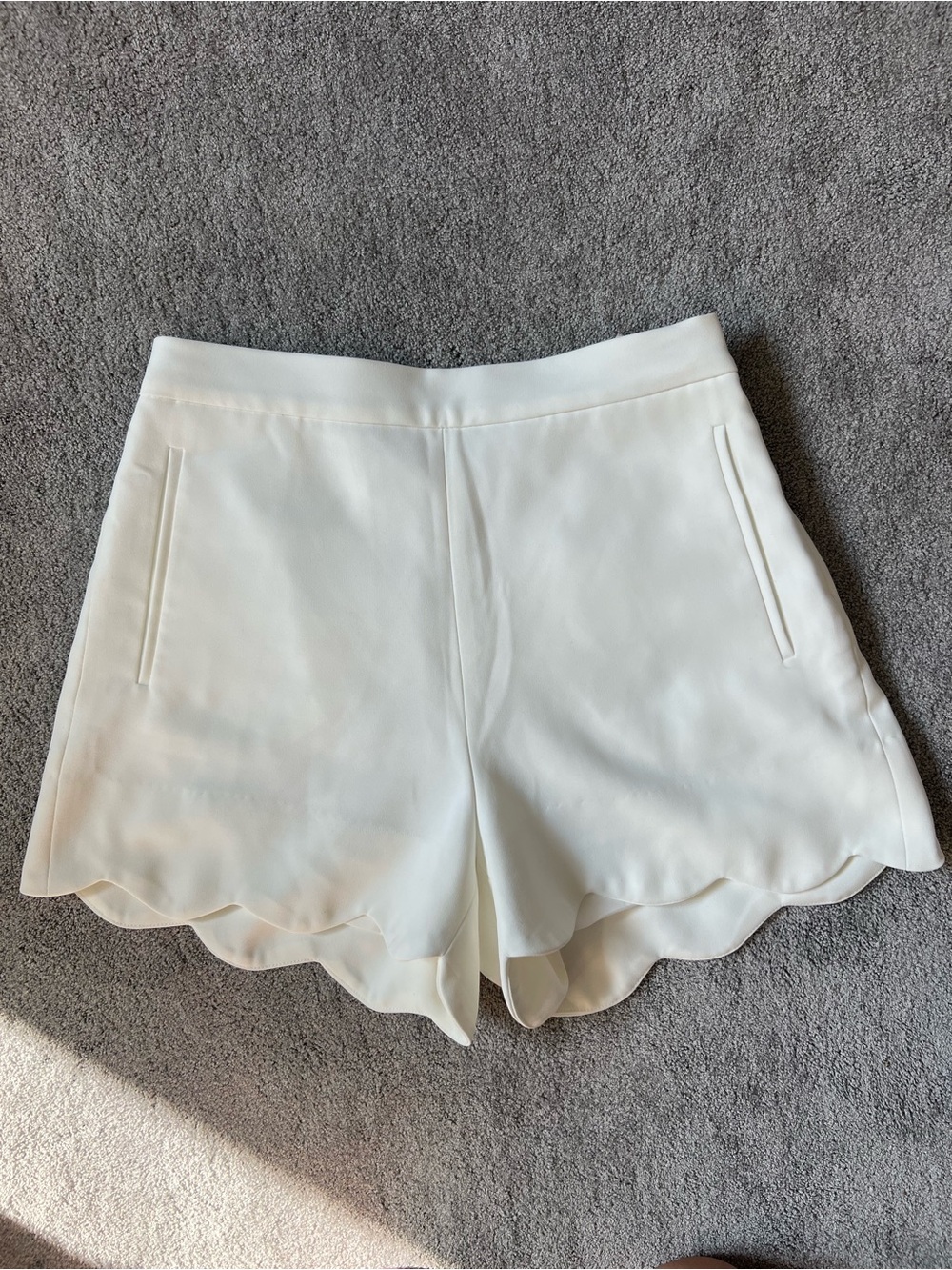 Aritzia Wilfred White Scallop-Hem Shorts